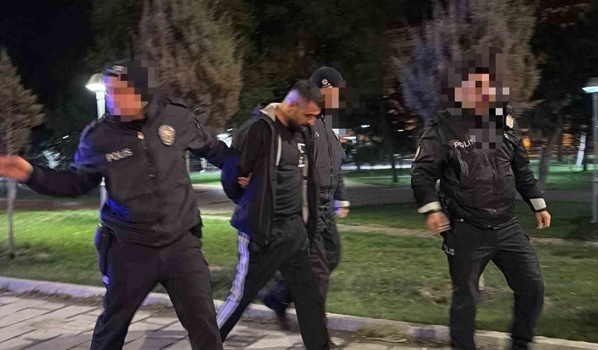 Polisten kaçarken, yola fırlattığı kağıttan uyuşturucu çıktı