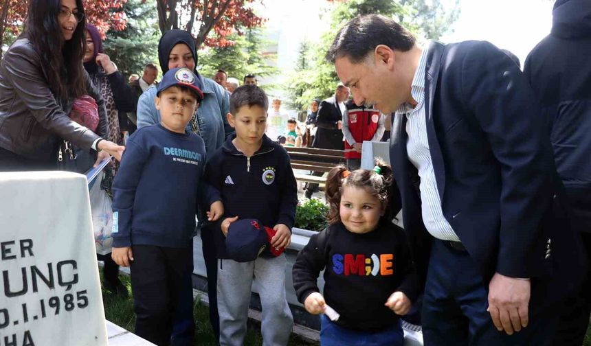 Şehitlikte hüzünlü arife