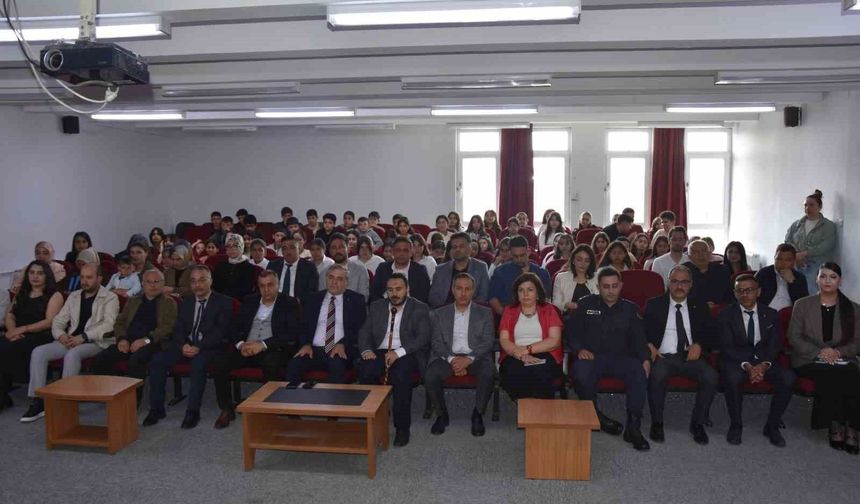 Tomarza'da 'Maarifin kalbinde vakti kuşatmak' etkinliğine yoğun ilgi