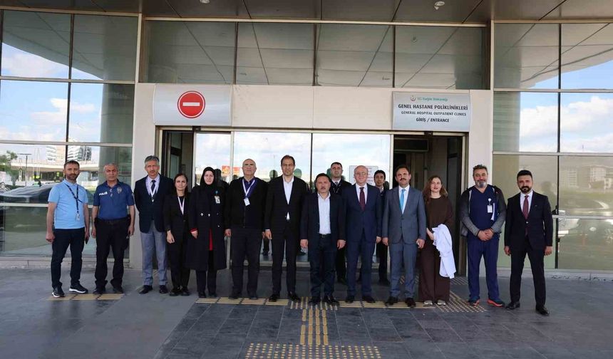 Vali Çiçek'ten hastanede tedavi gören vatandaşlara bayram ziyareti