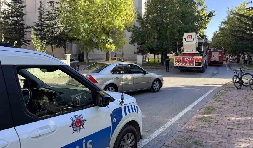 Balkonda çıkan yangın eve sıçramadan söndürüldü