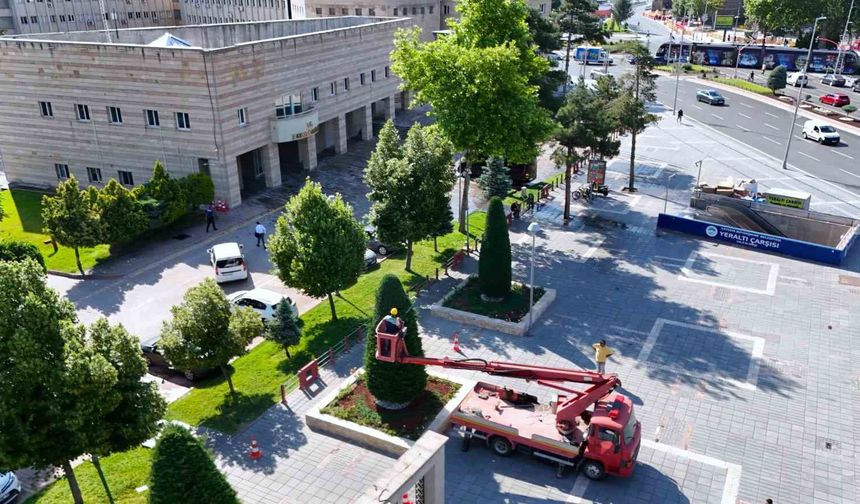 Büyükşehirden kent estetiğine titiz dokunuş: Süs bitkilerine form budaması
