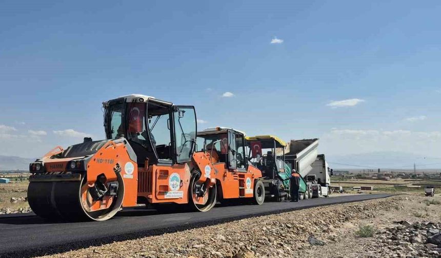 Kayseri Büyükşehir, Develi'de sıcak asfalt çalışmalarına başladı