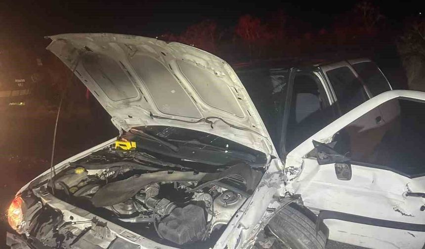 Kayseri'de hafif ticari araçla otomobil kafa kafaya çarpıştı: 2 yaralı