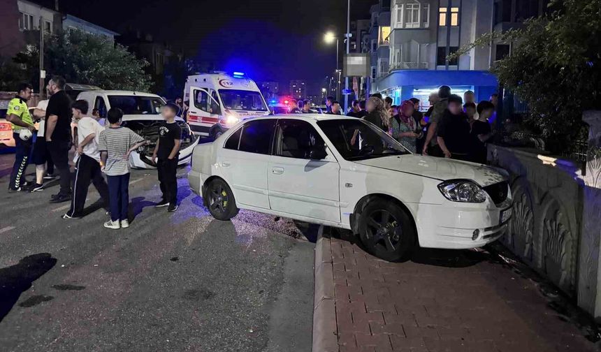 Ticari araçla çarpışan otomobil bina duvarına çarptı