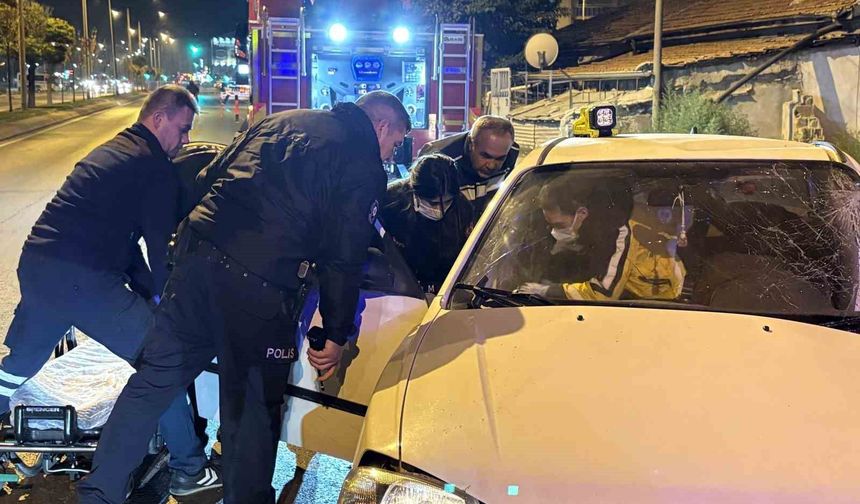 Ağaca çarpan otomobilde sıkışan sürücüyü itfaiye ekipleri kurtardı: 1 yaralı