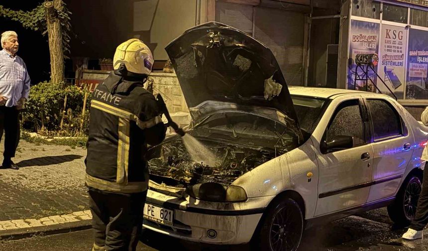 Çalıştırıldığı sırada alev alan otomobil, itfaiye ekipleri tarafından söndürüldü