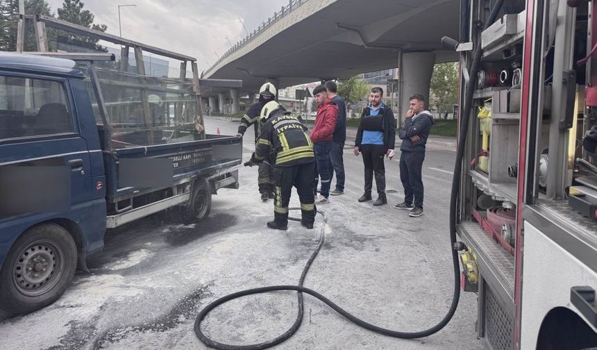 Seyir halindeki kamyonetin lastiği yandı
